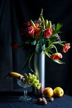 Stilleven van vaas met boeket van rozen en lelies n de stijl van de 17e eeuw van Marianne van der Zee