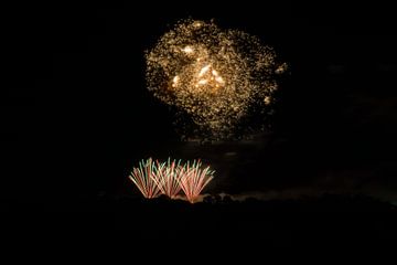 Atemberaubende Explosion eines Feuerwerks, das wie eine Galaxie oder eine Milchstraße aussieht von adventure-photos