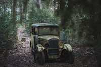 Vergessener Oldtimer im Wald