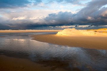 Strand met zonsondergang van Bart Vastenhouw