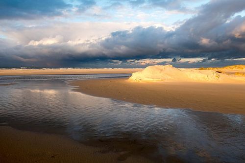 Strand met zonsondergang