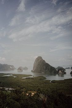 Tropische Gelassenheit: Küstenpracht zwischen Krabi und Phuket in Thailand