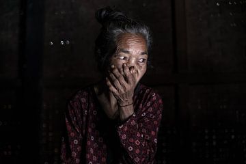 Sasak vrouw in Noord Lombok von Mark Thurman