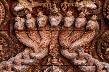 Standbeeld met slangenkoppen in Nepal Kathmandu van Roland Brack