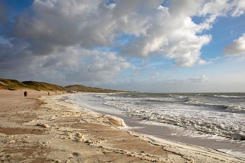 strand zeeland met wolkenluchten van anne droogsma