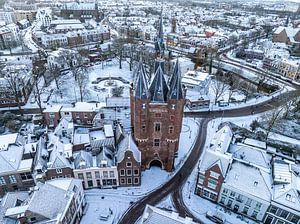Das alte Tor von Zwolle Sassenpoort an einem kalten Wintermorgen