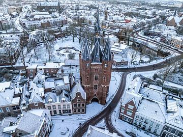 Zwolle Sassenpoort tijdens een koude winterochtend van Sjoerd van der Wal Fotografie