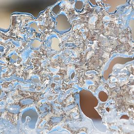 La glace, créée par l'eau gelée sur la neige sur Margot van den Berg