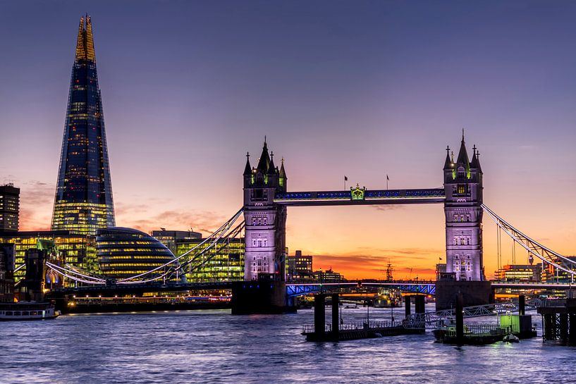 LPH 71318838 The Shard with Tower Bridge and River Thames at Sunset, England by BeeldigBeeld Food & Lifestyle