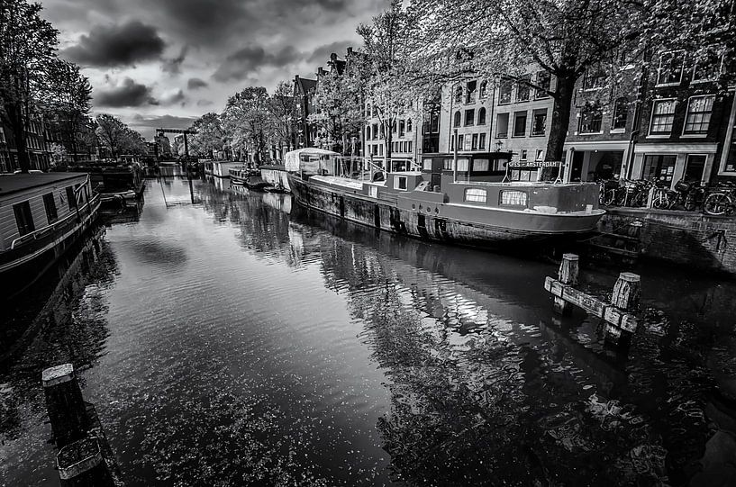 Amsterdam  Cityscape I schwarz weiß von Marlika Art