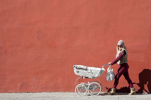Moeder met kinderwagen
