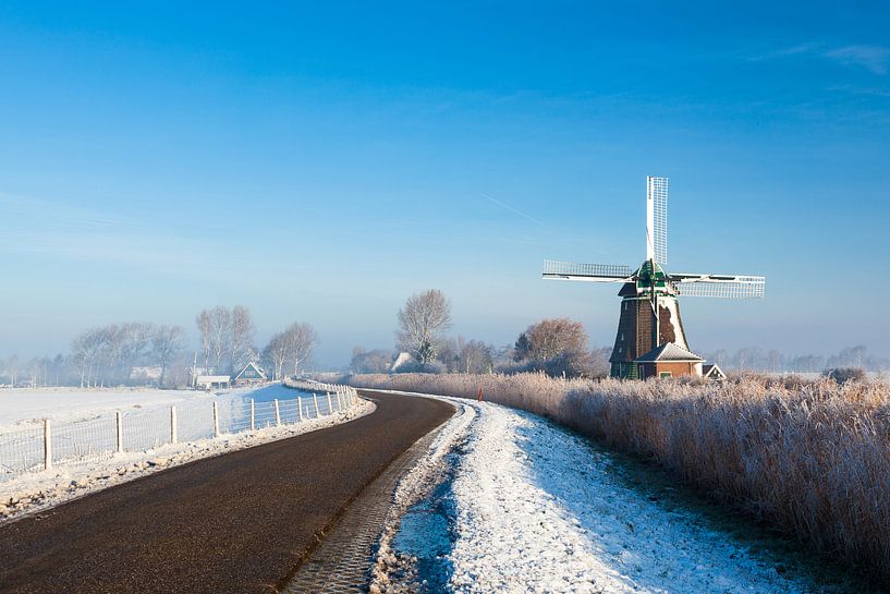 Moulin à vent hollandais dans le paysage d'hiver par Inge van den Brande