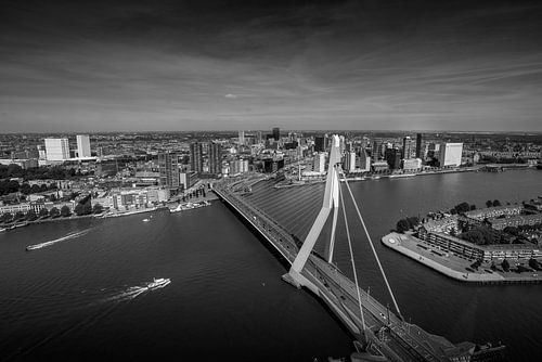 Zwart wit foto met de erasmusbrug en de gebouwen daar omheen - foto vanuit de lucht