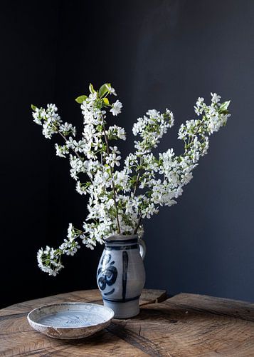 Stilleben mit Kirschblüte auf Holz