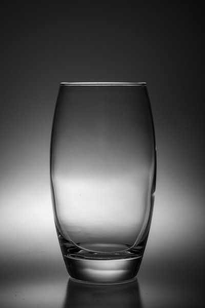 Image en noir et blanc d'un verre à boire avec un éclairage de fond doux par Kim Willems
