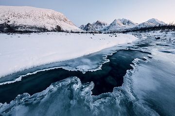Bevroren rivier - Lyngen Alpen, Noorwegen van Martijn Smeets