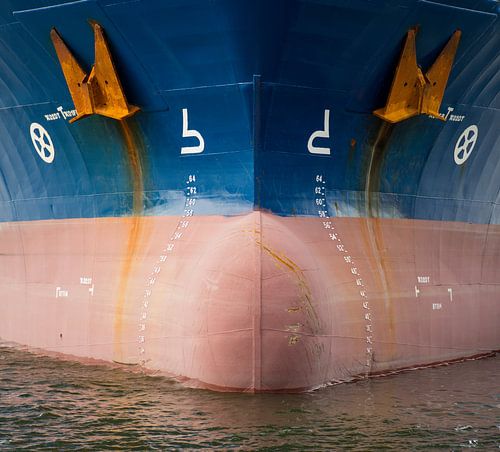 De boeg van een coaster in de haven afgemeerd