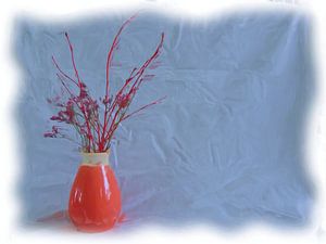 Rosa Vase und rote Blumen