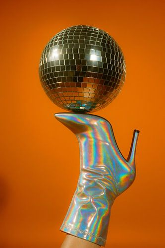 Boule disco sur talon holographique - composition moderne de mode pop art