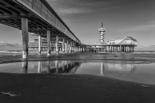 Pier van scheveningen in zwart wit