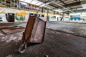Rostige alte Schubkarre in alter Montagehalle - Lost Place Alter Flugplatz Rangsdorf