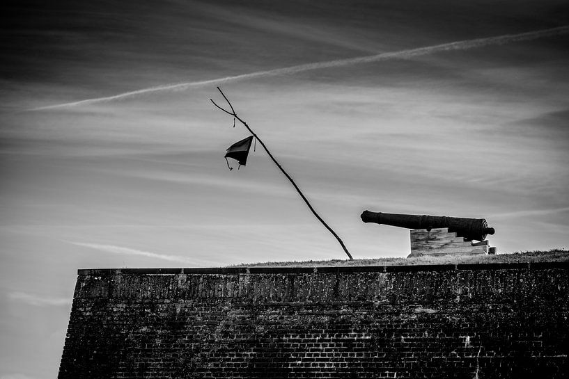 About a cannon and a flag van Ruud Peters