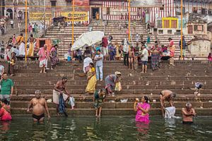 mannen en vrouwen baden in de rivier de Ganges tijdens hindoe-puja, Varanasi, India van Tjeerd Kruse