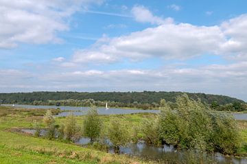 Opheusden Nederland.  Uitzicht over de Nederrijn met in de verte de Grebbeberg. van Richard Wareham