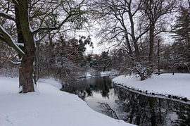 Stille Winterträumerei – Ein schneebedeckter Bach für ein minimalistisches Zen-Schlafzimmer von Angelus H