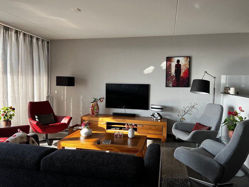 Mysteriöse Frau verschwindet langsam im Weltraum  von Maarten Knops 