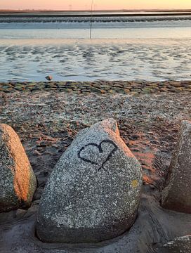 Hart op steen op het strand in de zonsondergang aan zee van Michael Godlewski