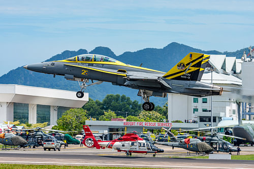 Start einer malaysischen McDonnell Douglas F/A-18D Hornet.