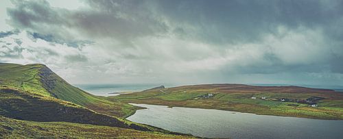 Verlaten eenzaamheid bij Neist Point. Isle of Skye in Groot-Brittannië. Panorama klif in de Schotse Hooglanden!