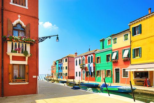 Regenbooghuizen van het eiland Burano langs het kanaal