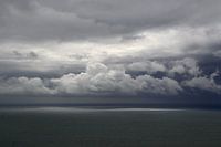 Capel-le-Ferne UK, zee en wolken