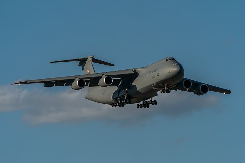 Landende Lockheed C-5M Super Galaxy. van Jaap van den Berg
