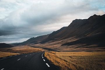 Uitgestrekte weg in Noord IJsland van Lenneke van Hassel