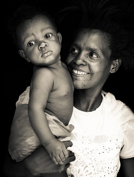 Porträt - Sambia 2019 - Mutter und Sohn von Matthijs van Os Fotografie