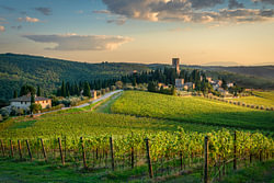 Die Abtei Badia a Passignano und die Chianti-Weinberge bei Sonnenuntergang