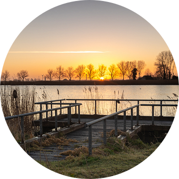 Vissteiger aan het Oude Veer tijdens zonsopkomst van Bram Lubbers