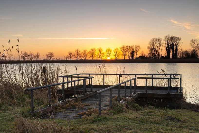 Vissteiger aan het Oude Veer tijdens zonsopkomst van Bram Lubbers
