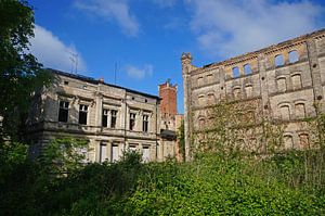 alte Villa und Lagergebäude im Gebäudekomplex der Böllberger Mühle in Halle Saale von Babetts Bildergalerie