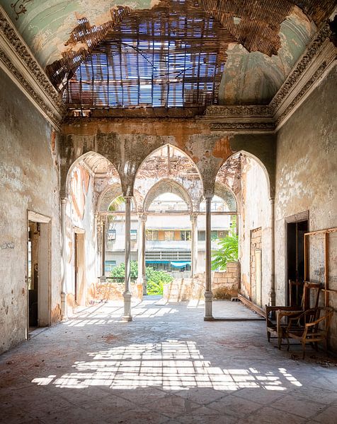 Palais abandonné en grand état de délabrement. par Roman Robroek - Photos de bâtiments abandonnés