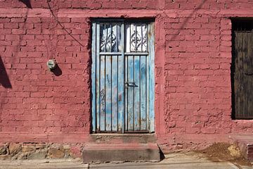 Blauwe deur & roze huis | Voordeur | Wall art Mexico | Reisfotografie van Kimberley Helmendag