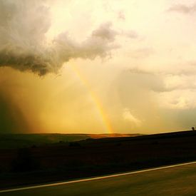 Donderwolken en regenboog van Assia Hiemstra