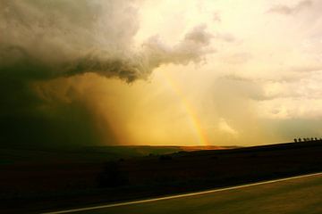Donderwolken en regenboog by Assia Hiemstra