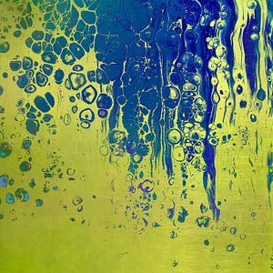 Abstraktes Kunstwerk in Blau auf gelbem Kupfer. Serie: Gemischte Medien