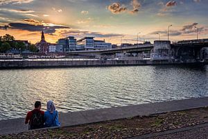 Fluss Maas in Maastricht bei Sonnenuntergang