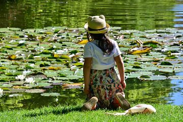 Fille au bord de l'étang sur Ingo Laue