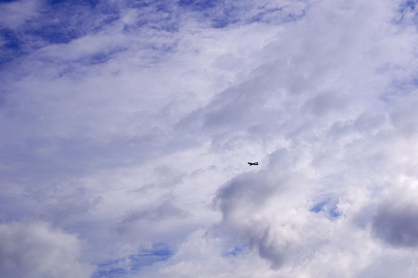 Flugzeug am Wolkenhimmel von Babetts Bildergalerie